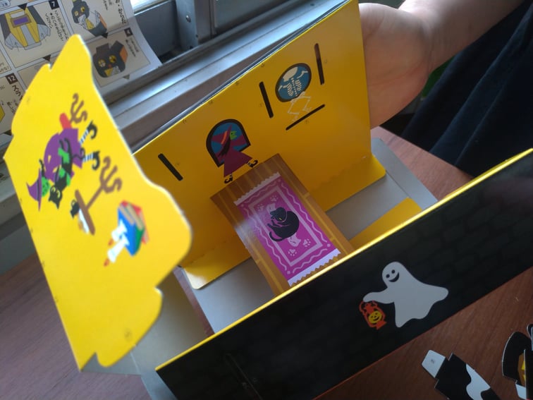 組み立てる様子