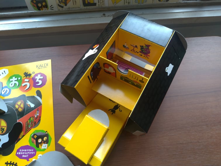 組み立てる様子