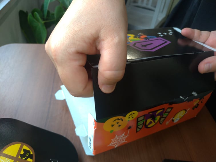 組み立てる様子