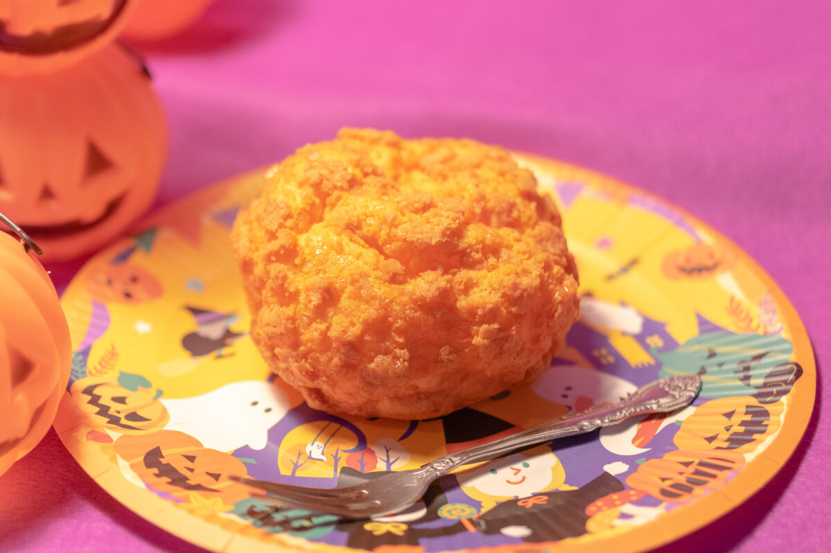 お皿の上のクッキーシューパンプキン