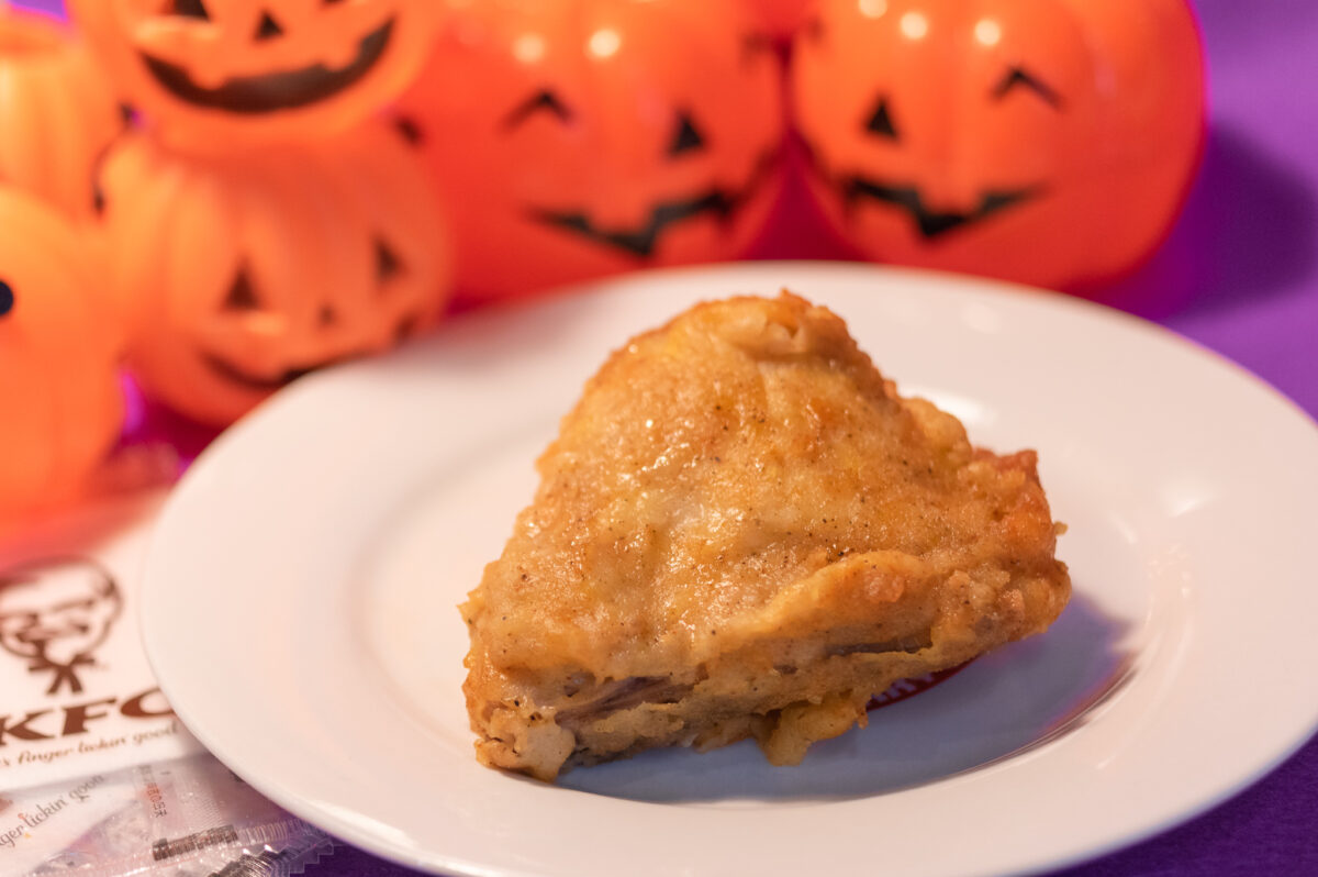 陶器皿の上のオリジナルチキン