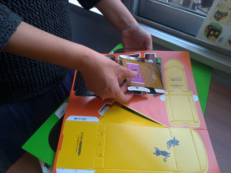 型抜きをしている様子