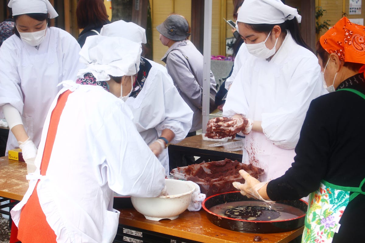 蛇窪神社新嘗祭餅つき大会が品川区で開催 白蛇伝説のある神社でお餅の振舞 オマツリジャパン あなたと祭りをつなげるメディア 蛇窪神社新嘗祭餅つき大会が品川区で開催 白蛇伝説のある神社でお餅の振舞 オマツリジャパン あなたと祭りをつなげるメディア
