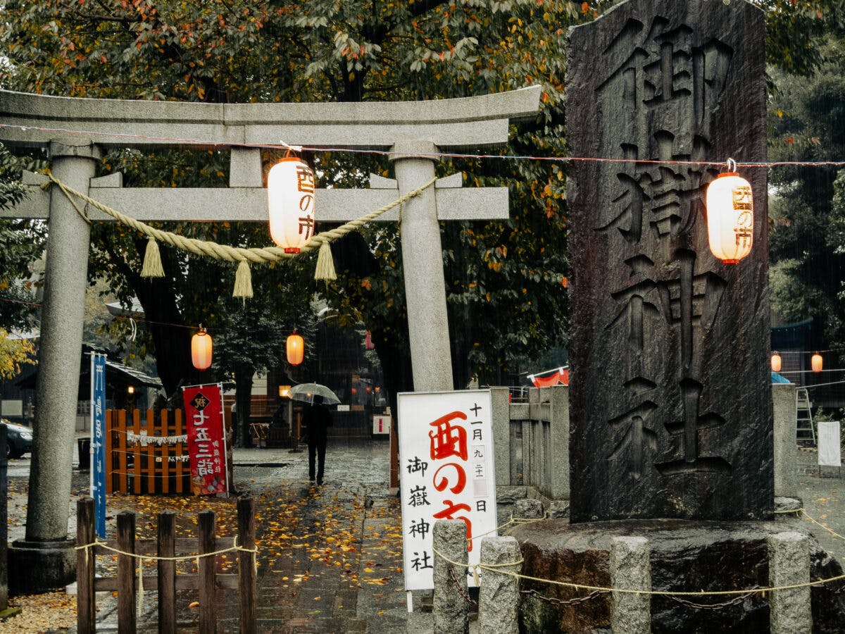 御嶽神社の社号標と鳥居