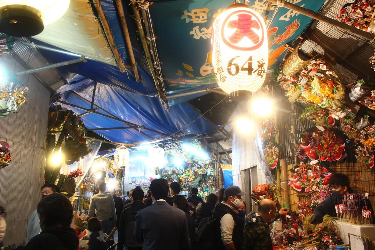 花園神社酉の市21速報 境内を埋め尽くす熊手市が今年も新宿で見られる オマツリジャパン あなたと祭りをつなげるメディア 花園神社酉の市21速報 境内を埋め尽くす熊手市が今年も新宿で見られる オマツリジャパン あなたと祭りをつなげるメディア
