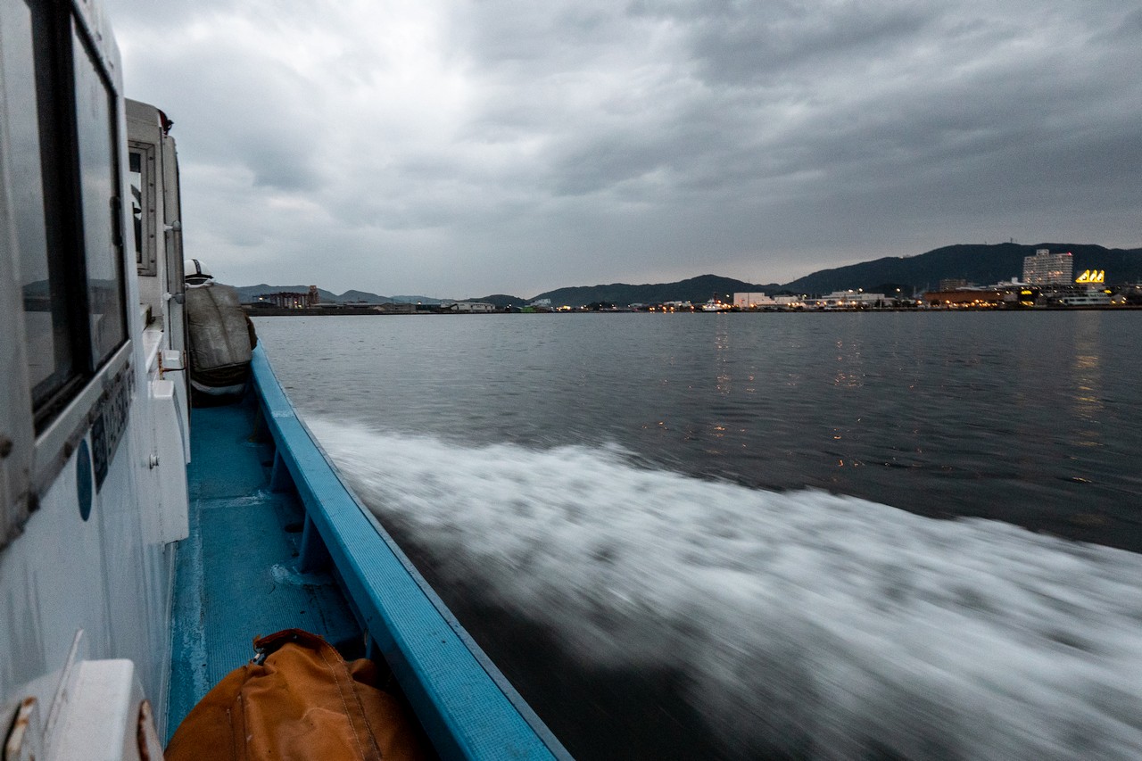 三尺玉に向かう船