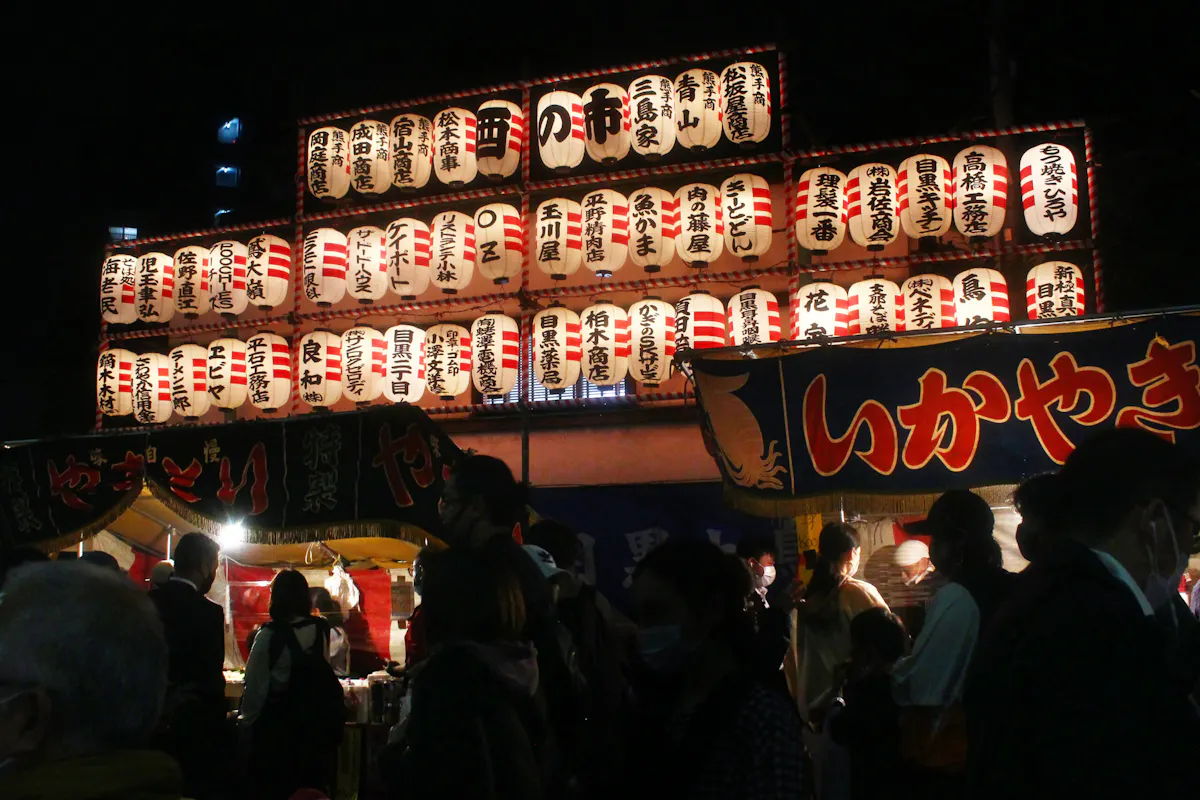 目黒大鳥神社酉の市21速報 熊手市が境内に立ち並ぶ 屋台グルメも必見 オマツリジャパン あなたと祭りをつなげるメディア