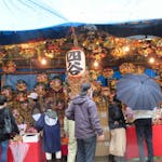 四谷須賀神社、2022年の酉の市は？授与所に並ぶホーキ付きの熊手やお守り