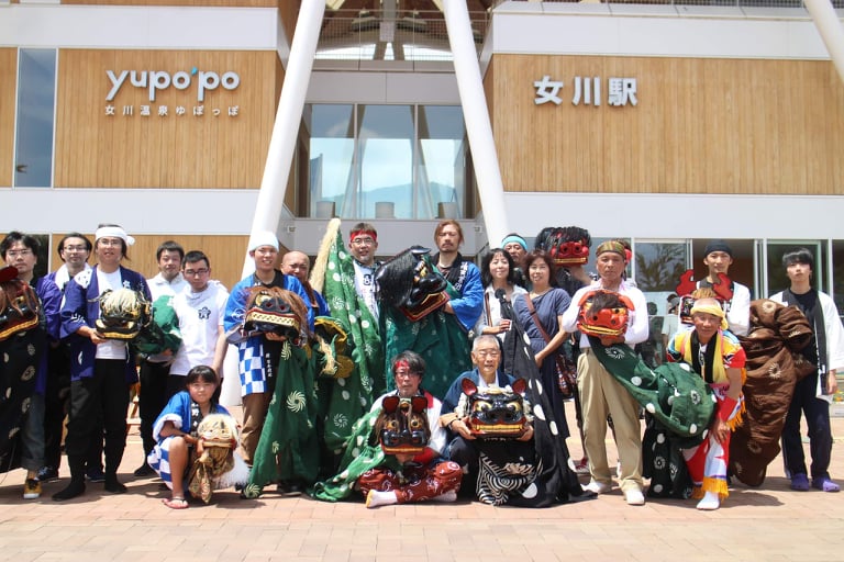 獅子振り合同披露会の際に撮影された集合写真。獅子頭の色や耳の形など、それぞれの地区ごとに特徴があるのが伺えます。　写真提供：女川港大漁獅子舞まむし