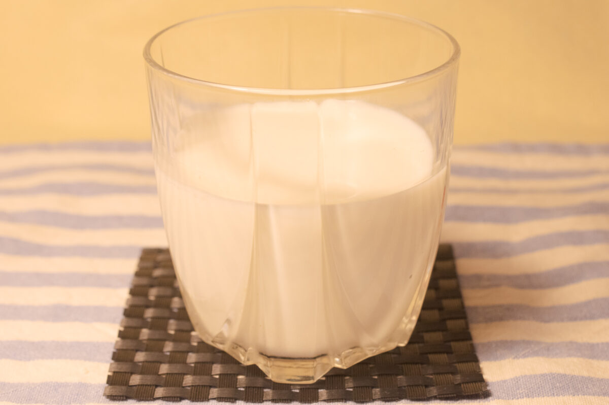 コップに入った牛乳