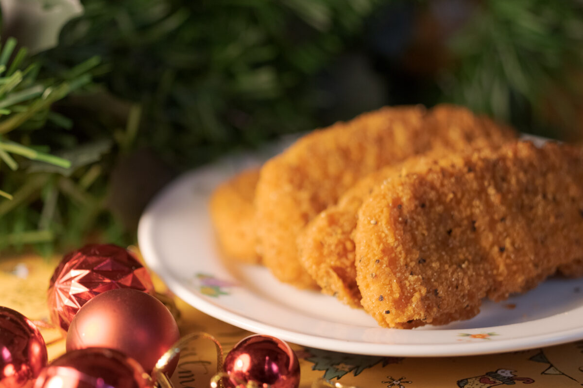 お皿に盛り付けたチキンテンダー