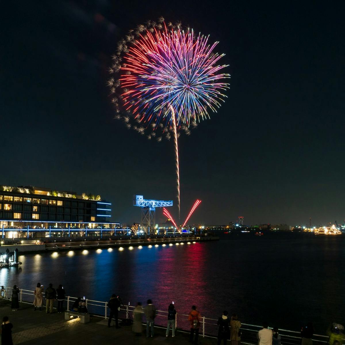 光の闇鍋 横浜の夜景 花火もあるよ オマツリジャパン あなたと祭りをつなげるメディア 光の闇鍋 横浜の夜景 花火もあるよ オマツリジャパン あなたと祭りをつなげるメディア