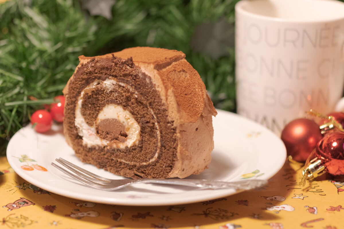 お皿に盛った「patisserie KIHACHI監修　ブッシュ・ド・ノエル　ノワール」