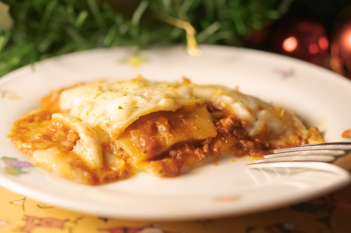 お皿に盛り付けた「鶏ひき肉の特製ラザニア」