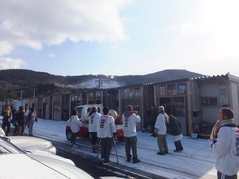 2015年に仮設住宅で行われた春祈祷の様子。お囃子は笛と太鼓で構成されています。　写真提供：女川港大漁獅子舞まむし