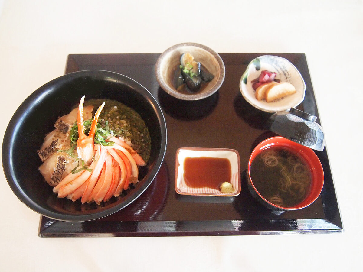 男鹿産天然真鯛と紅ズワイガニとギバサの3色丼