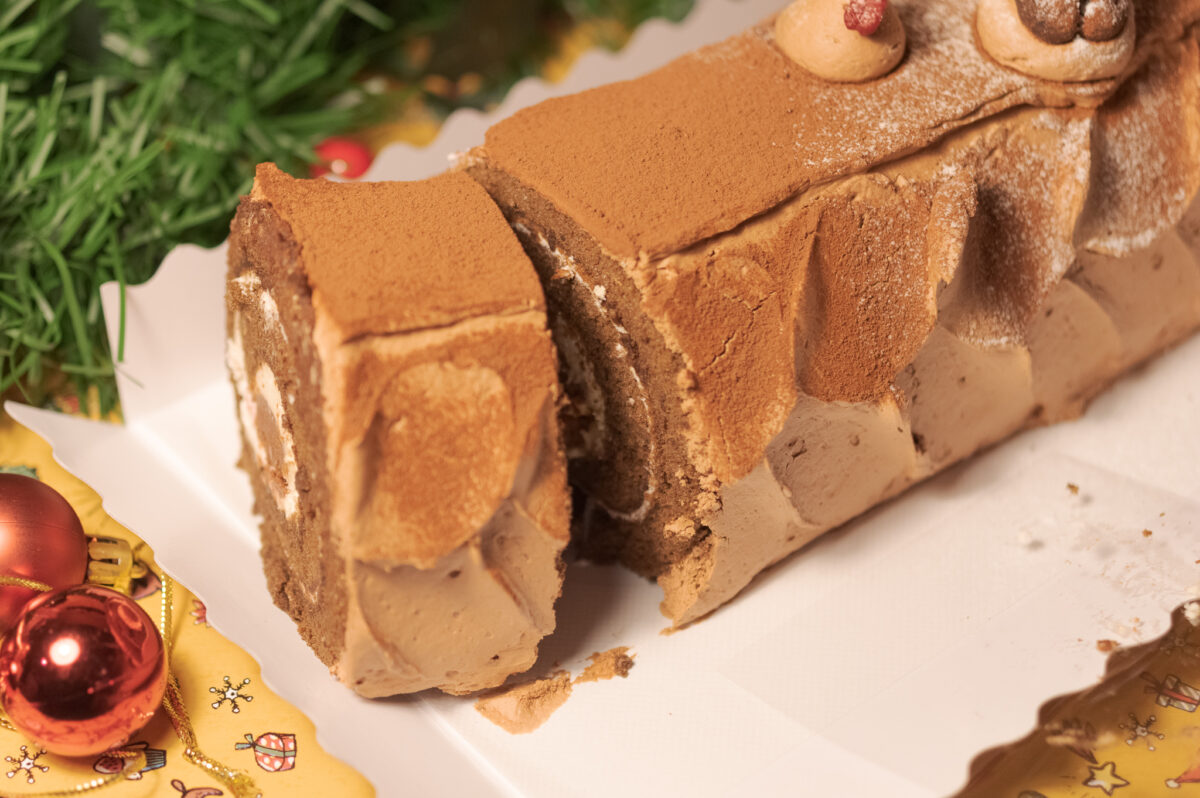 patisserie KIHACHI監修　ブッシュ・ド・ノエル　ノワール（切り分け中）