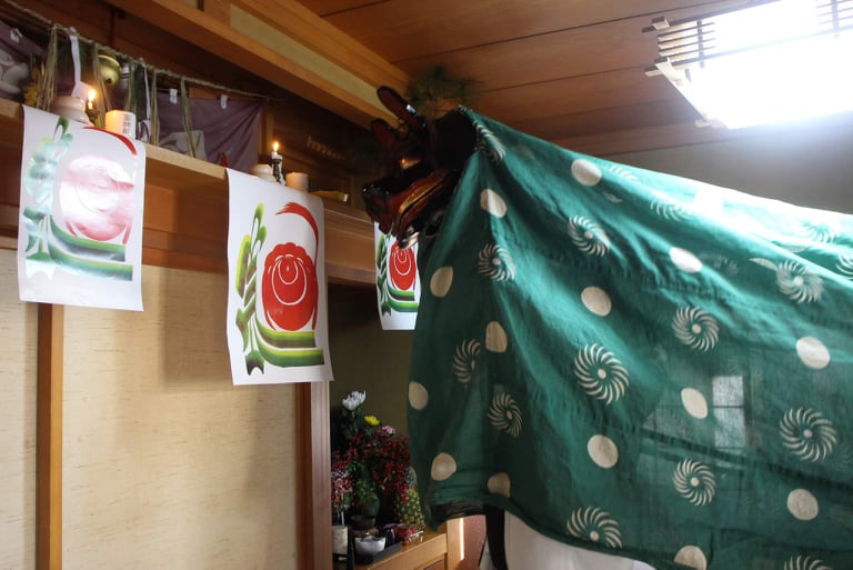 神棚の近くで舞う獅子。　写真提供：女川港大漁獅子舞まむし