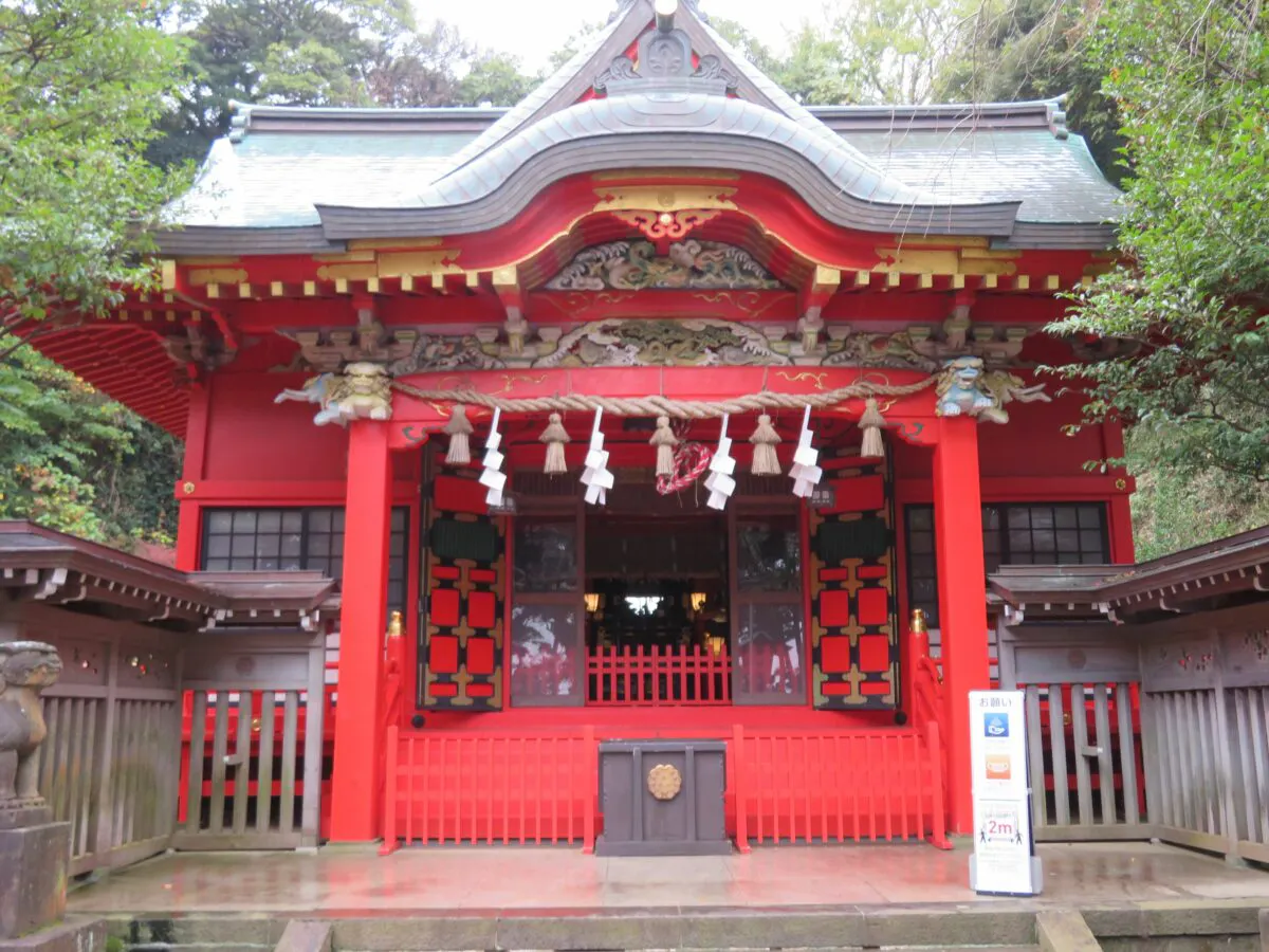 江島神社とは？御朱印に社紋が押される江の島に建つ神社｜株式会社オマツリジャパン