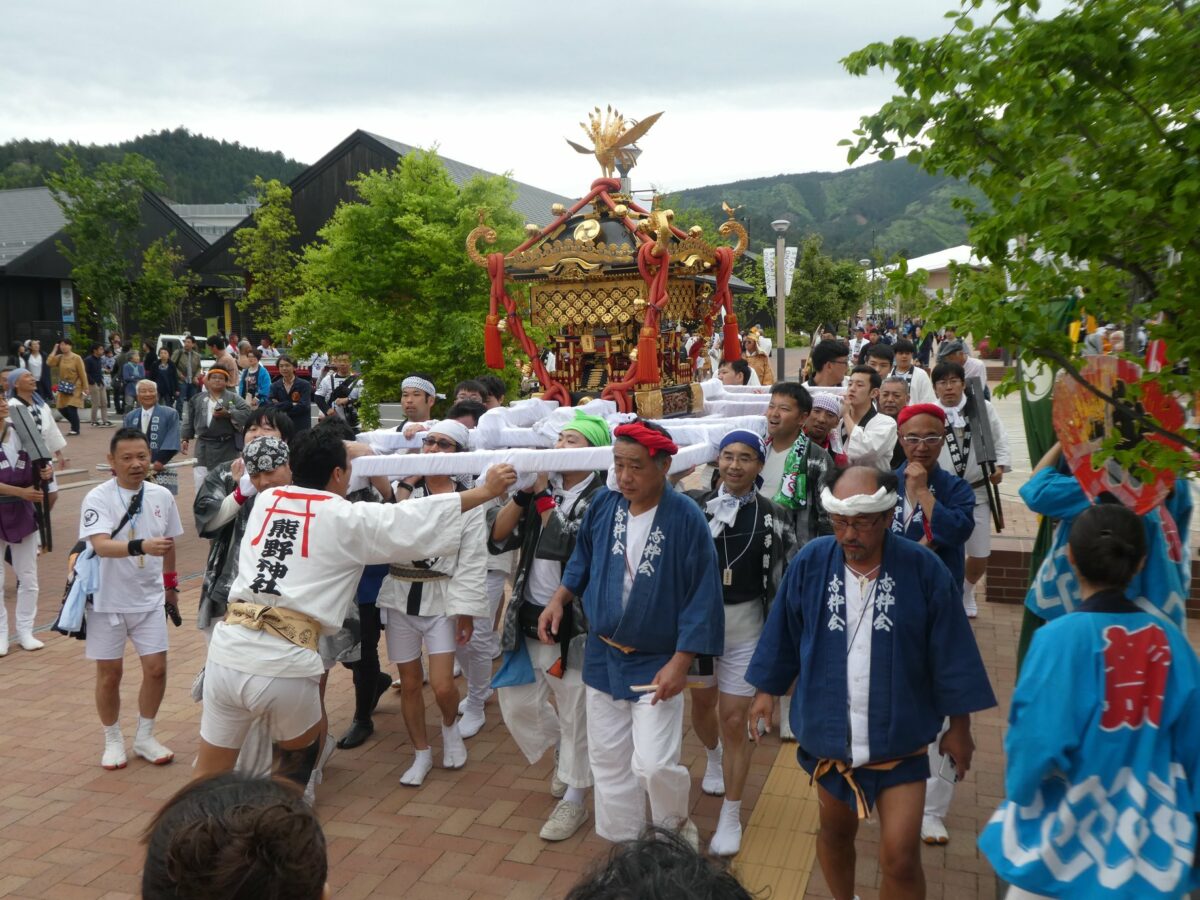 熊野神社例大祭での御神輿。震災後は存続が危ぶまれましたが、現在では例年100人以上のボランティアが町外から参加し、むしろより賑やかになったそうです。　写真提供：女川港大老獅子舞まむし