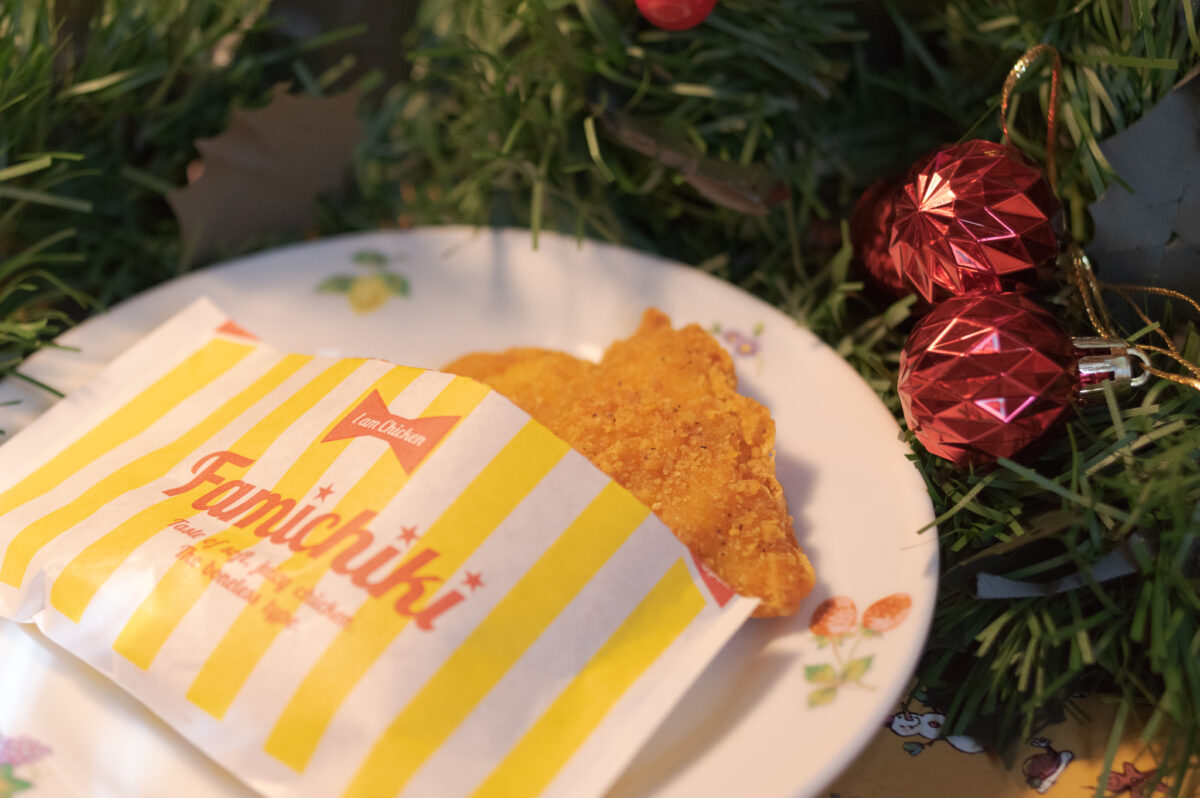 袋を開けたファミチキ