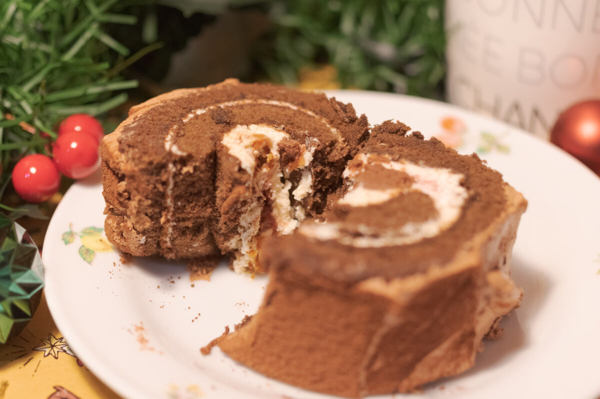 お皿に盛った「patisserie KIHACHI監修　ブッシュ・ド・ノエル　ノワール」