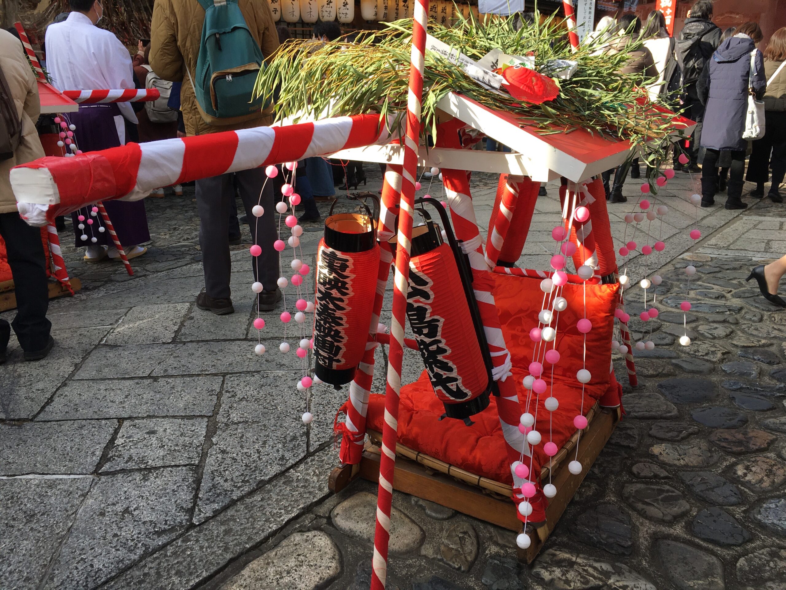 福笹や吉兆を飾り付けたカゴ