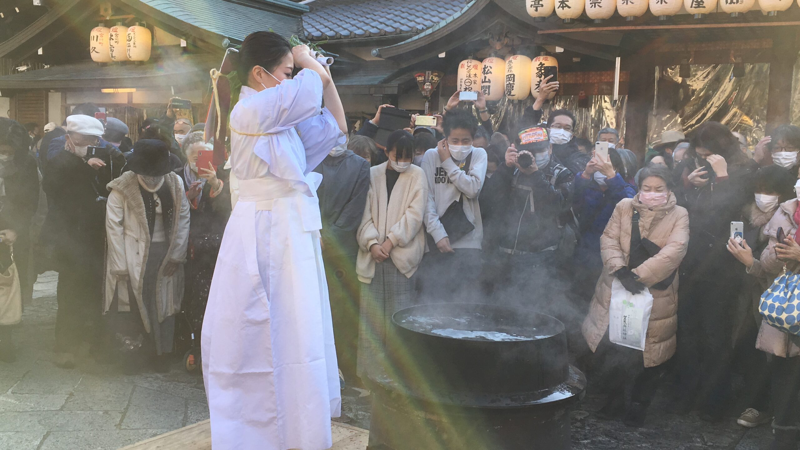 参拝者に向けて湯を撒く