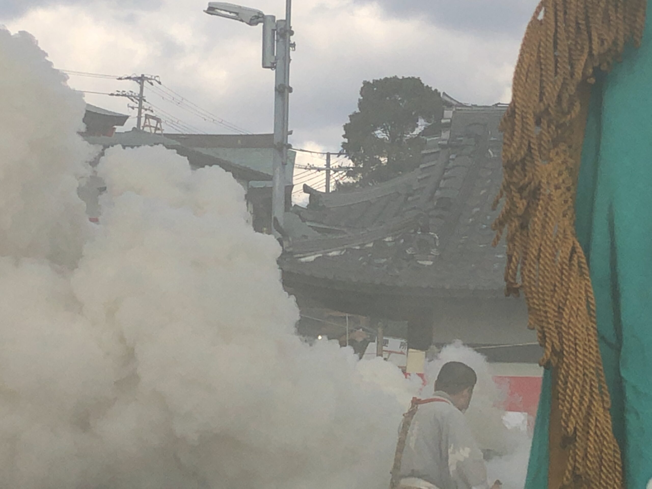 視界がなくなるほどの煙が上がる