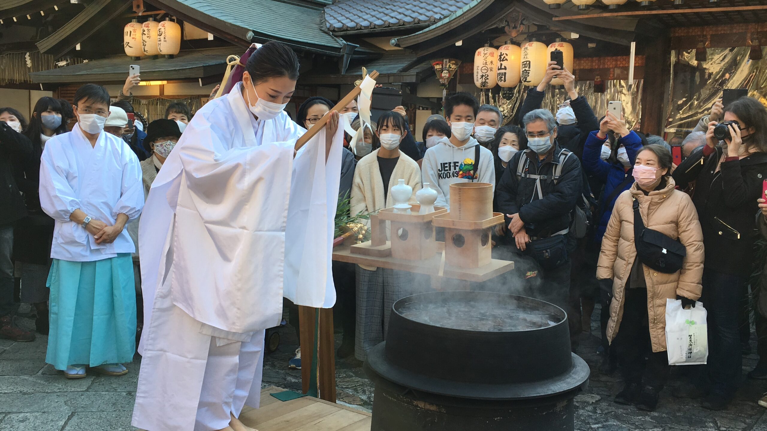 巫女によるお清め