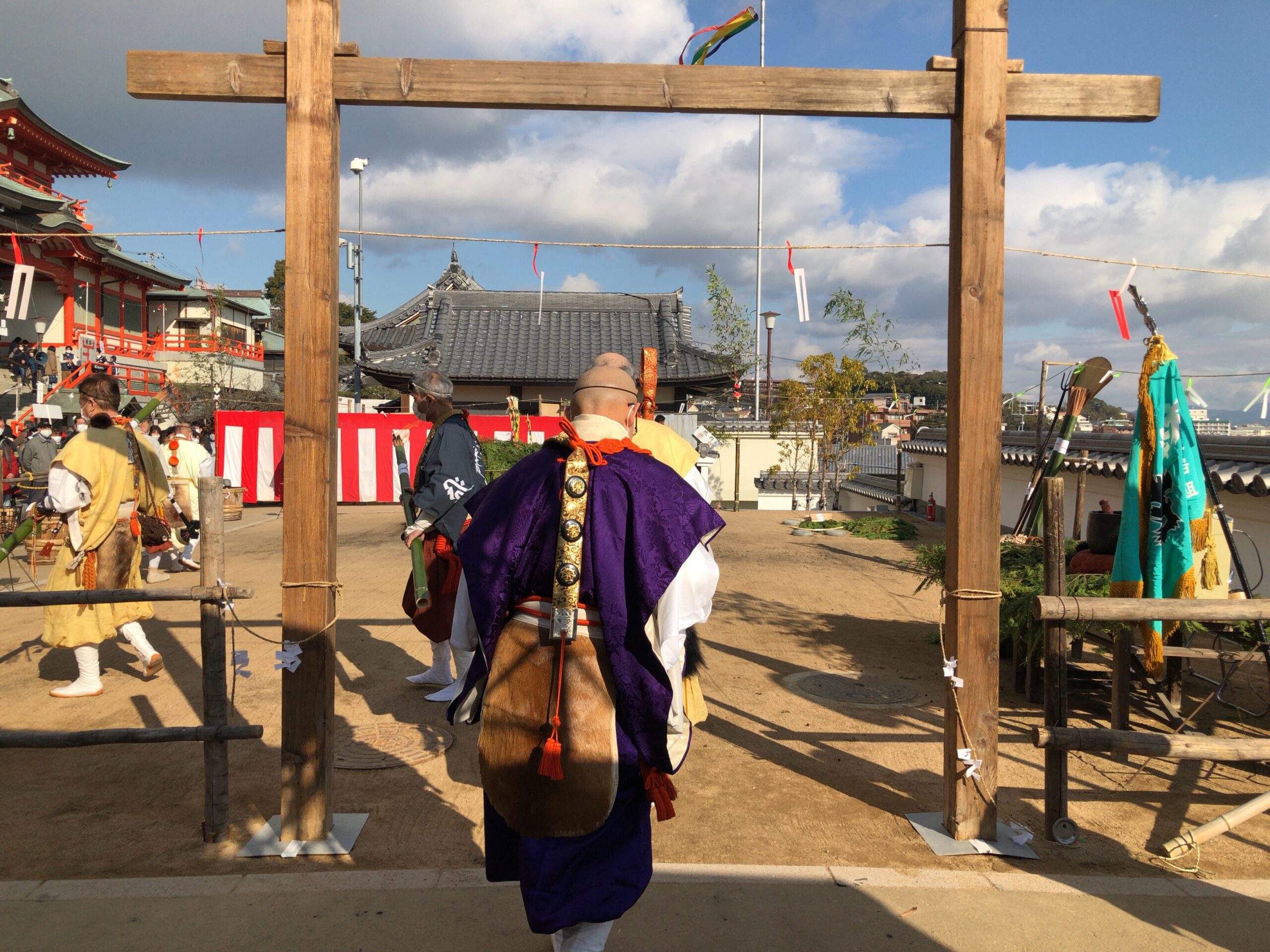 結界の中に入る山伏一行と東光寺のご住職