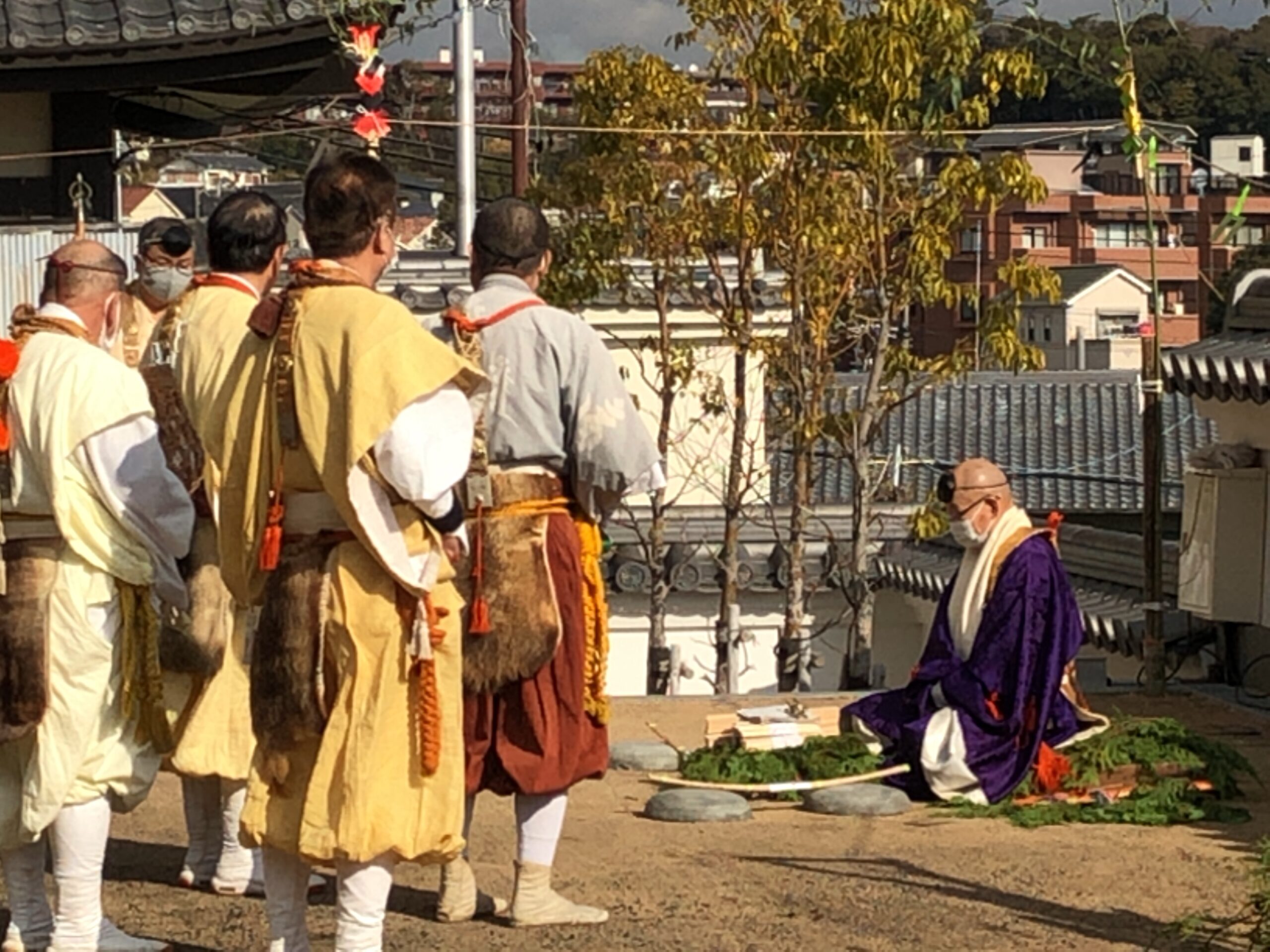 ご住職の前に集う山伏
