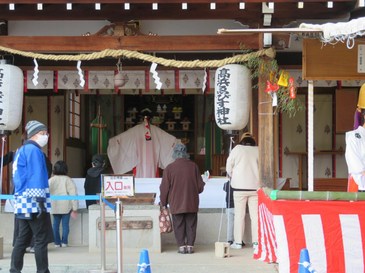 戎大黒祭が高浜神社で開催！縁起物を手に見る巫女の神楽奉納