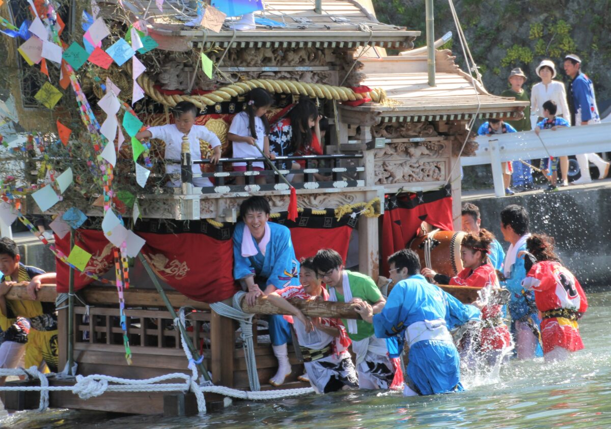 「沼島八幡神社春祭り」海に飛び込むだんじり｜観光経済新聞