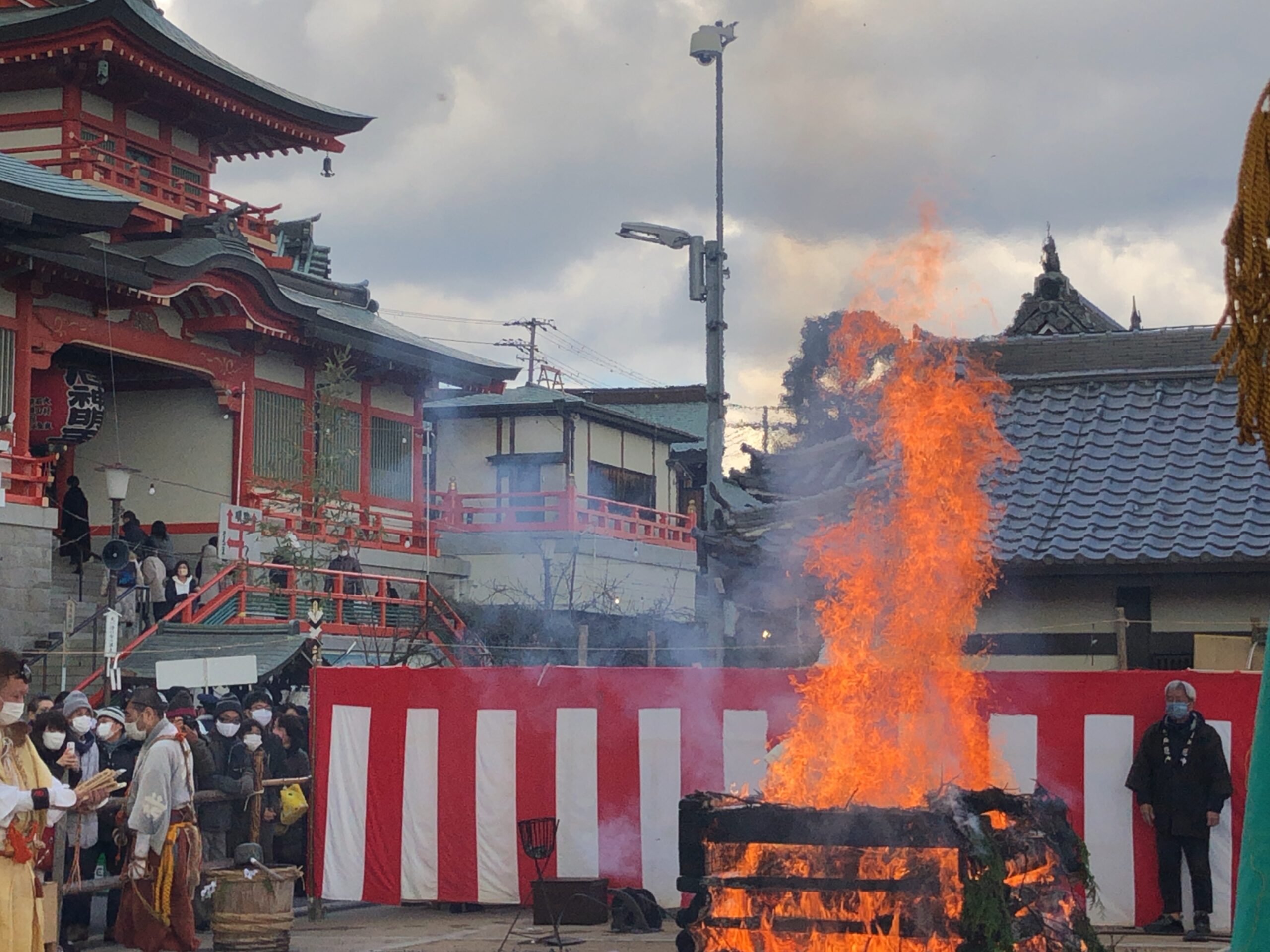 橙色の炎が上がる