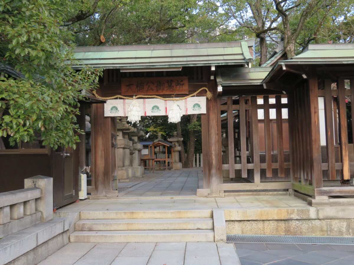 湊川神社とは？御朱印には楠木正成を偲ぶ社紋の菊水紋が押印｜オマツリ