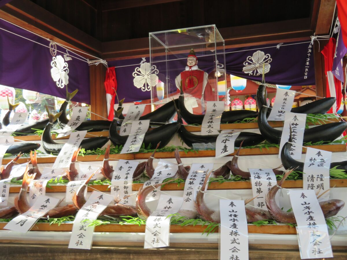 十日えびすが柳原蛭子神社で開催！神棚に並ぶマグロやタイなどの海の幸