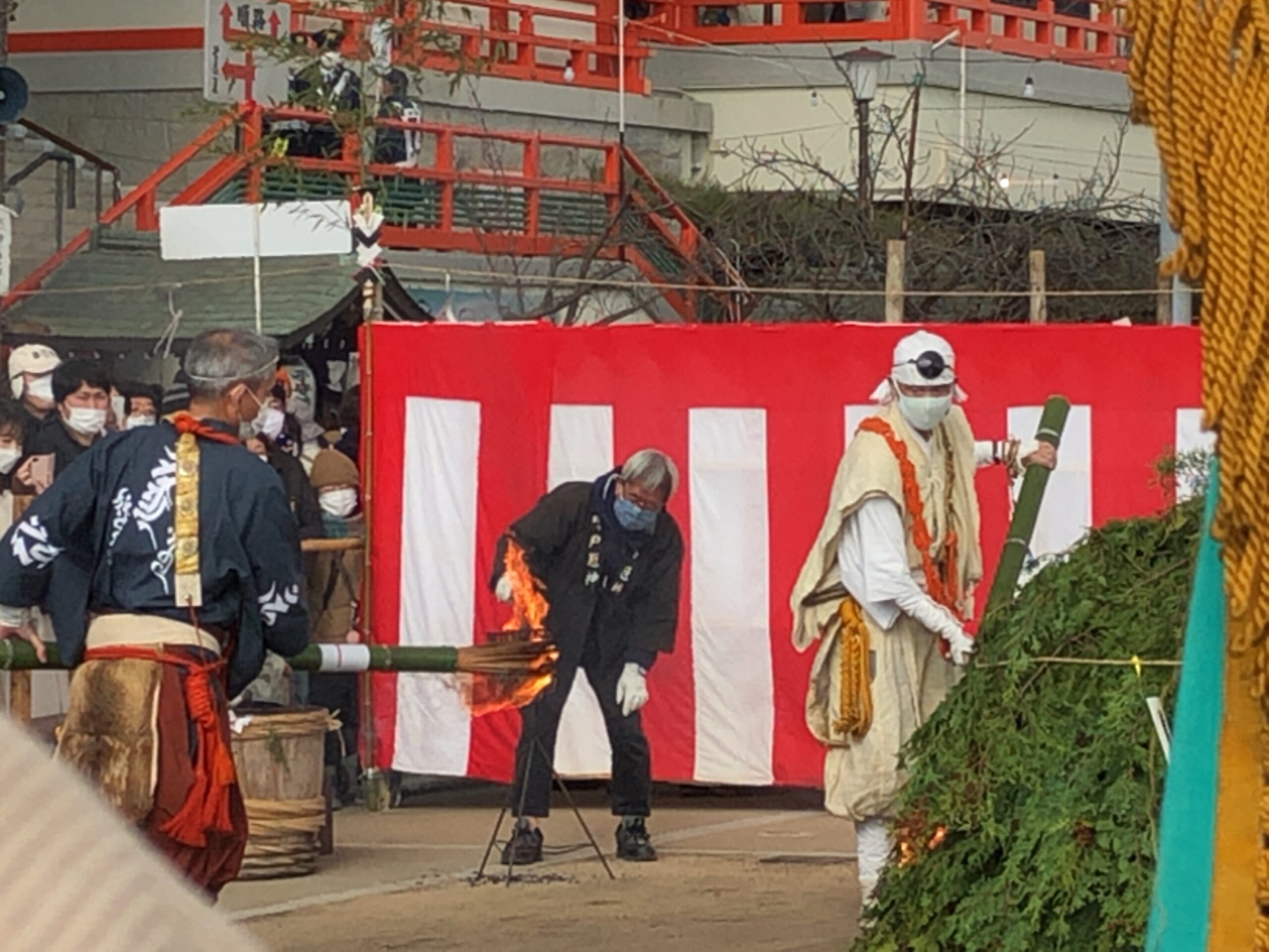 護摩段に火を移す山伏