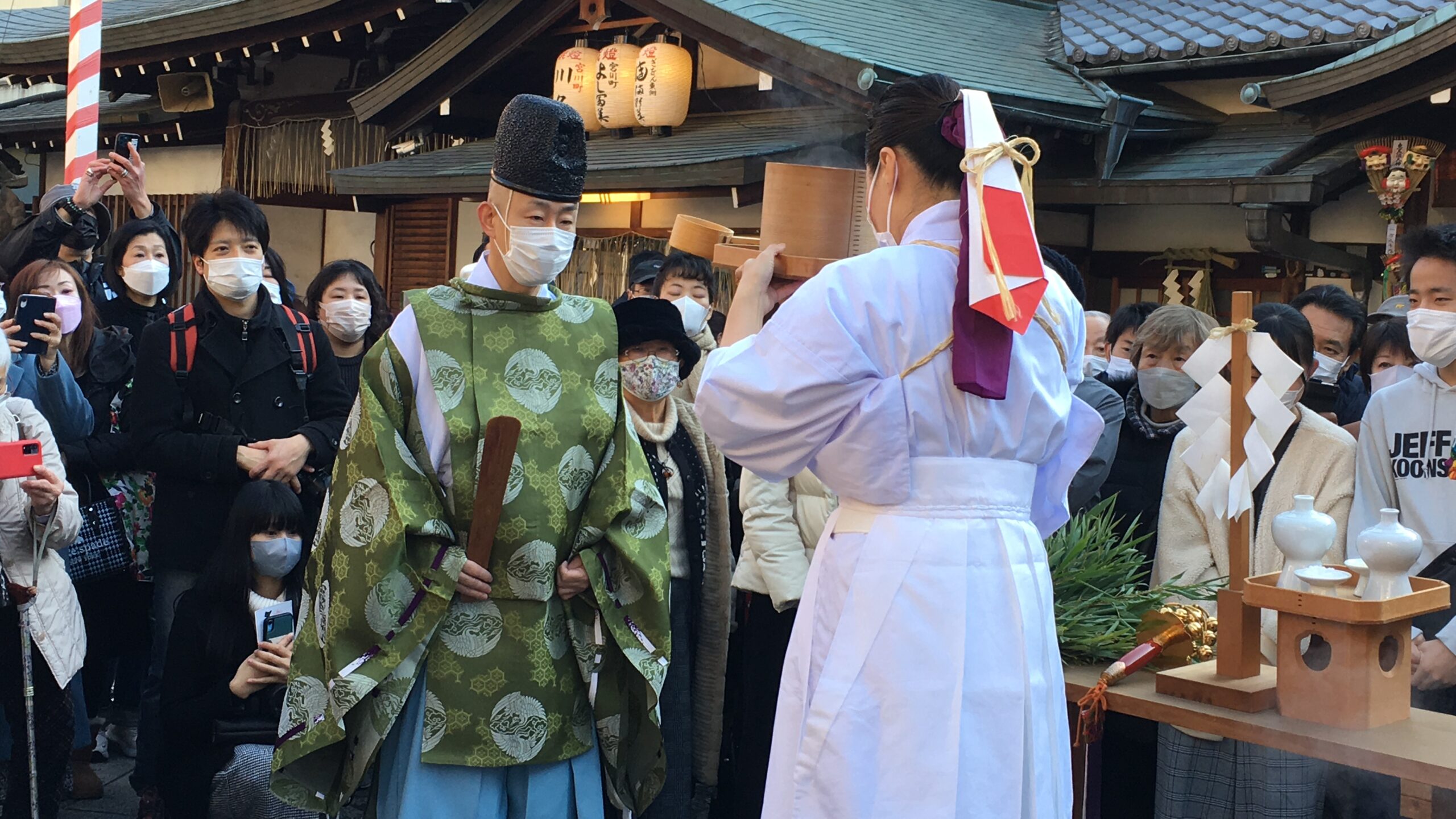 湯の一部を神主に預ける