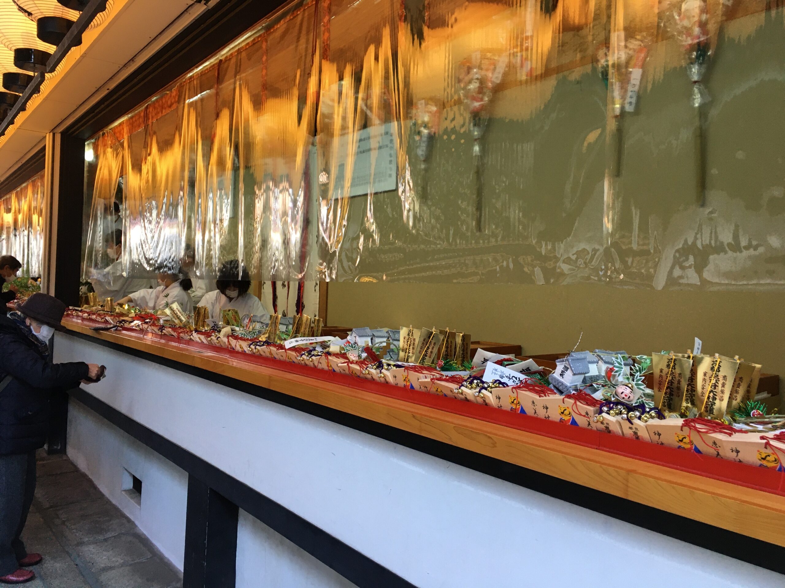 吉兆やお守りがずらっと並ぶ