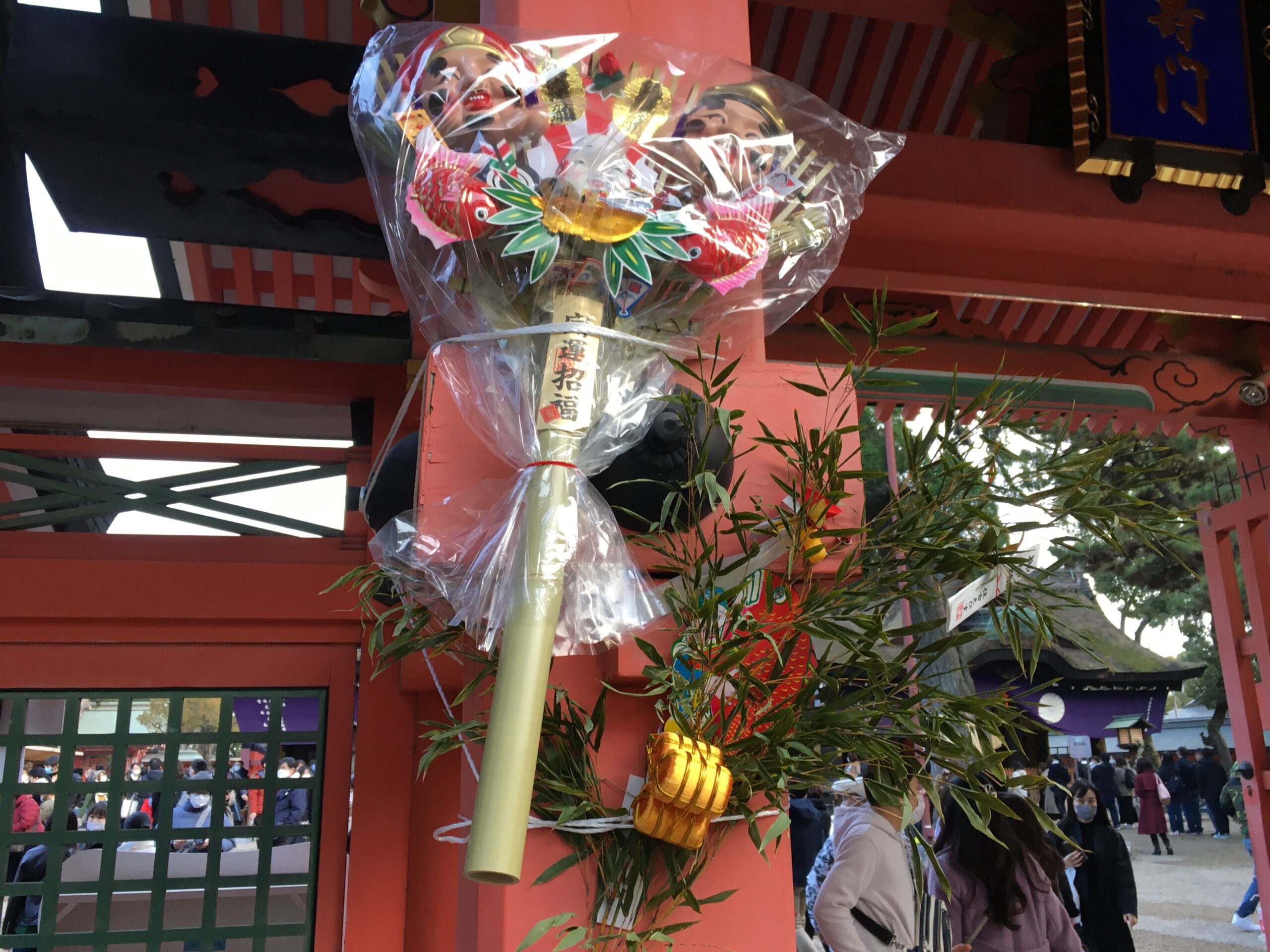 鳥居に飾られた縁起物