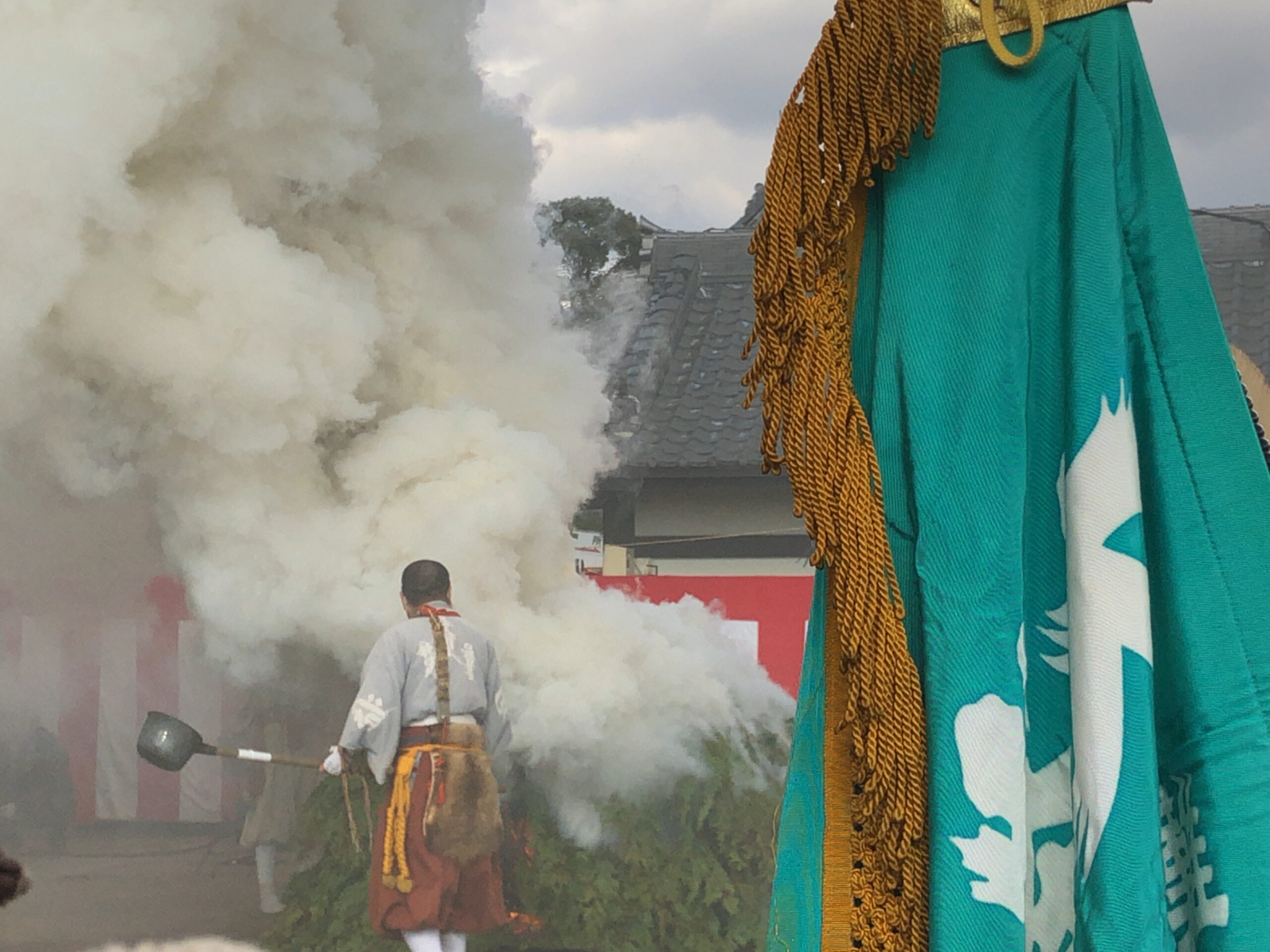 猛烈な煙に包まれる境内