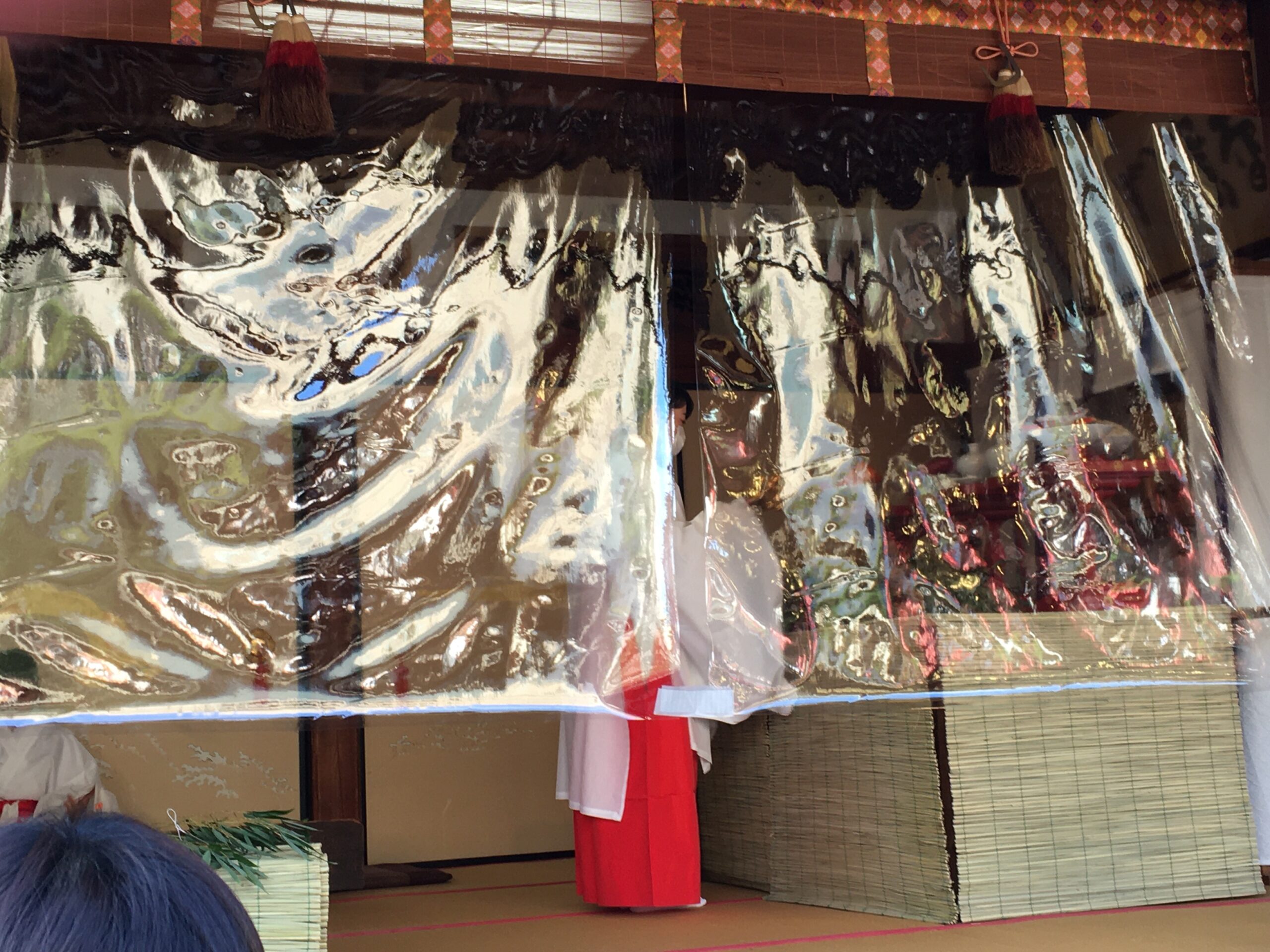 巫女が神楽を舞う