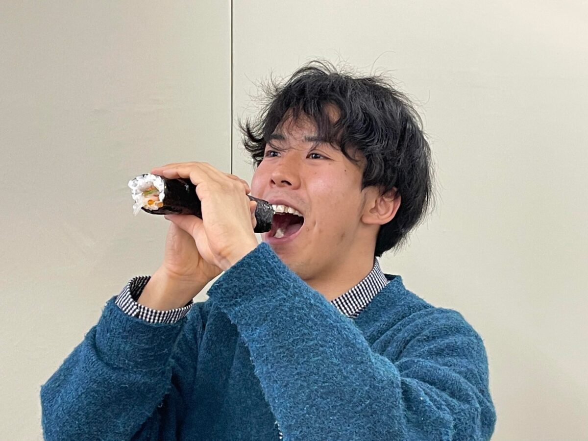 コストコの恵方巻を食べる男性