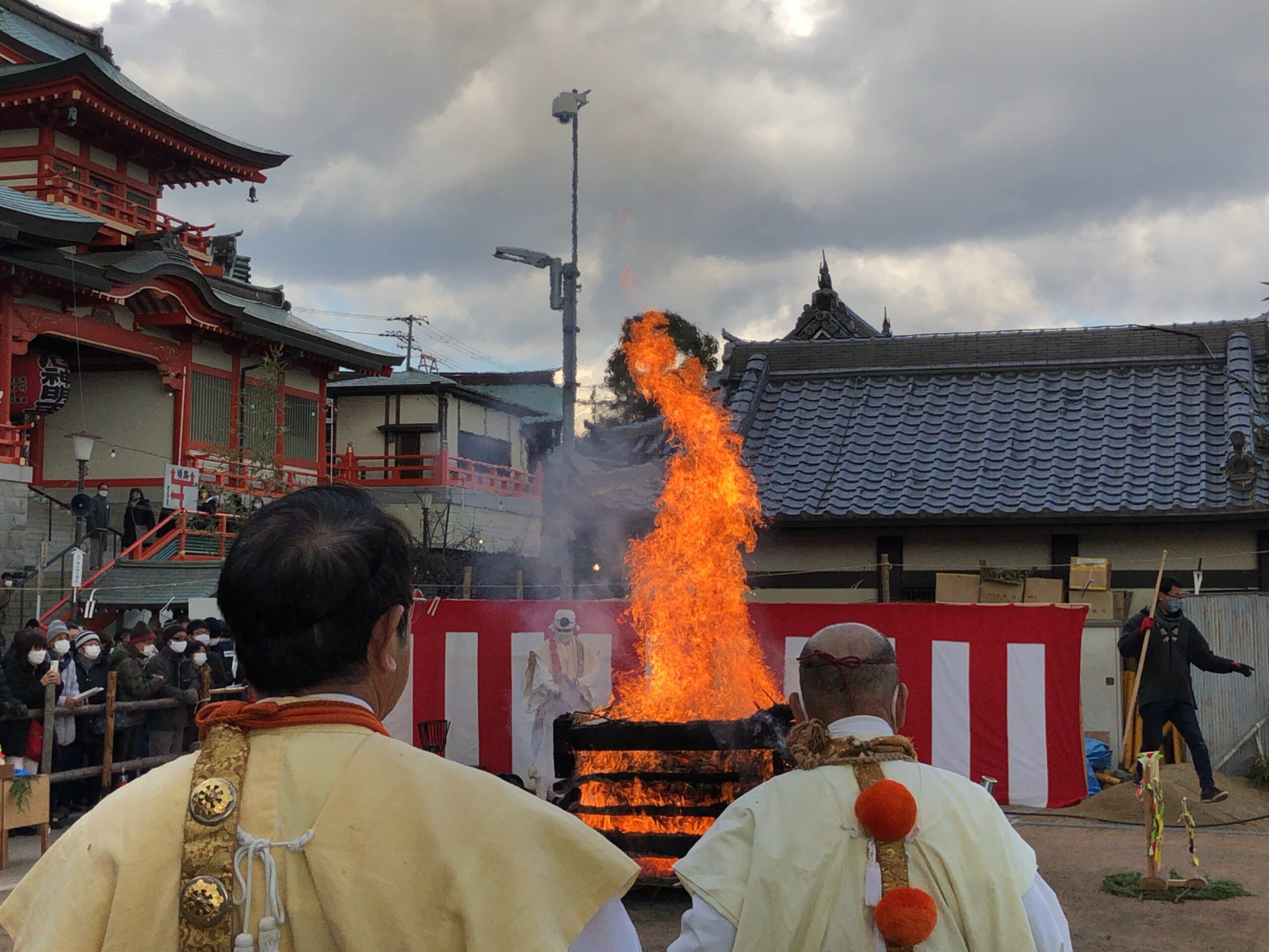 橙色の炎が天に昇る