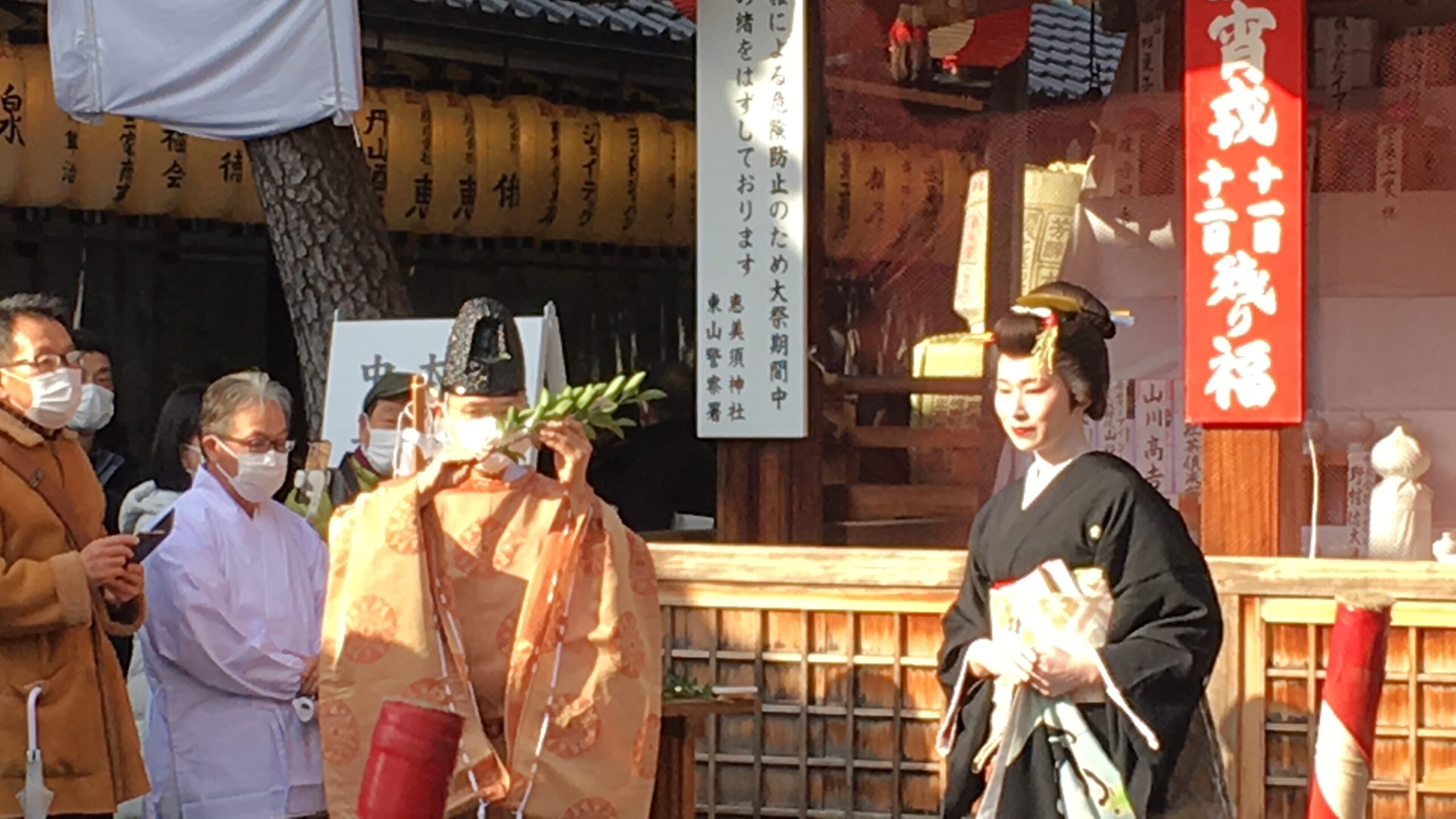 女優さんが本殿に参拝