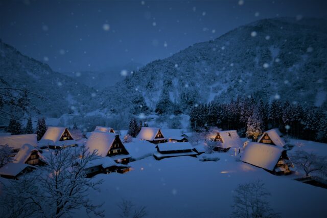 冬の相倉集落　降雪が多いこと、そして各集落がそれぞれ山に囲まれていることが改めて窺えます　(C)22 南砺市観光協会
