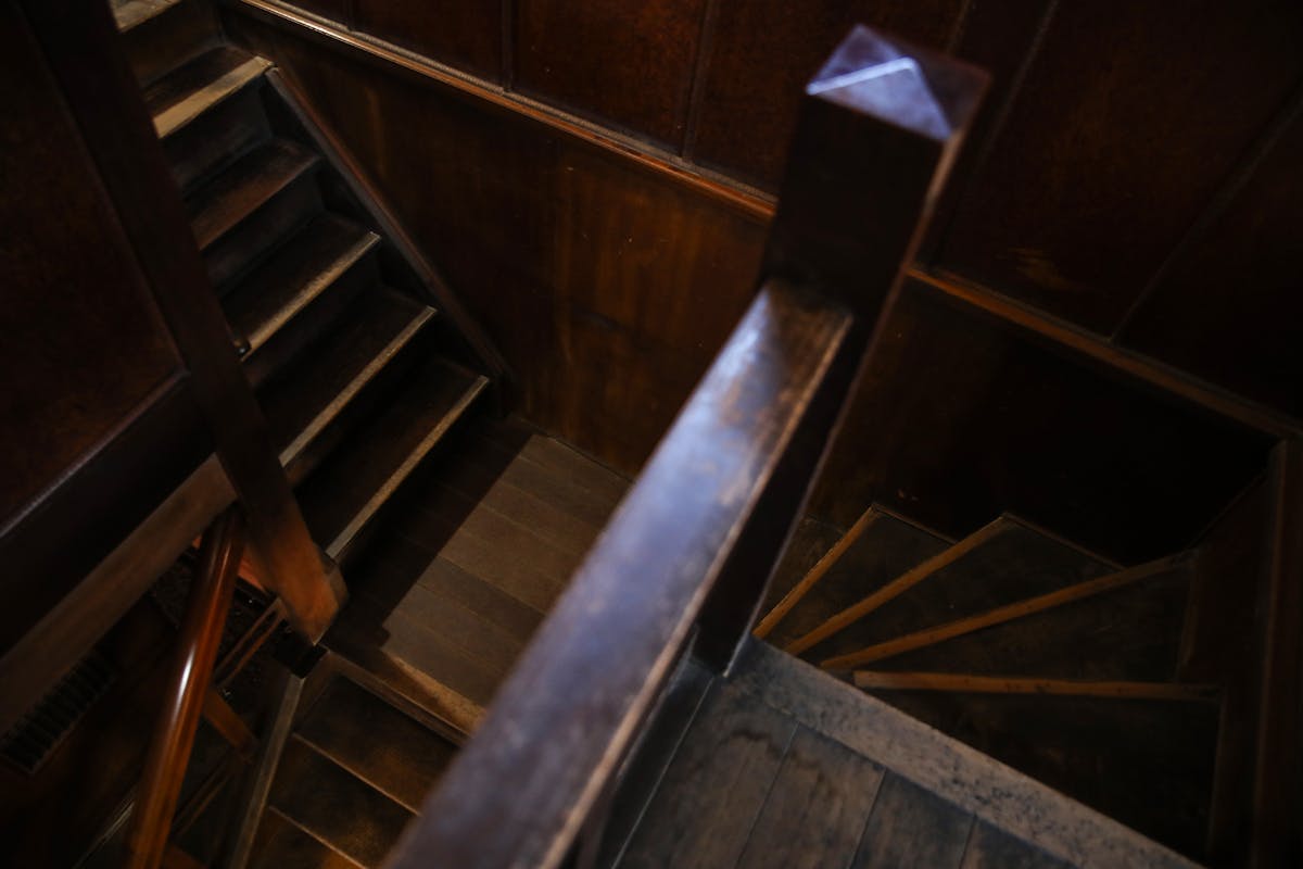 写真：珍しいY字になった階段。2階には小窓がついた部屋から遣り手が客を確認する。
