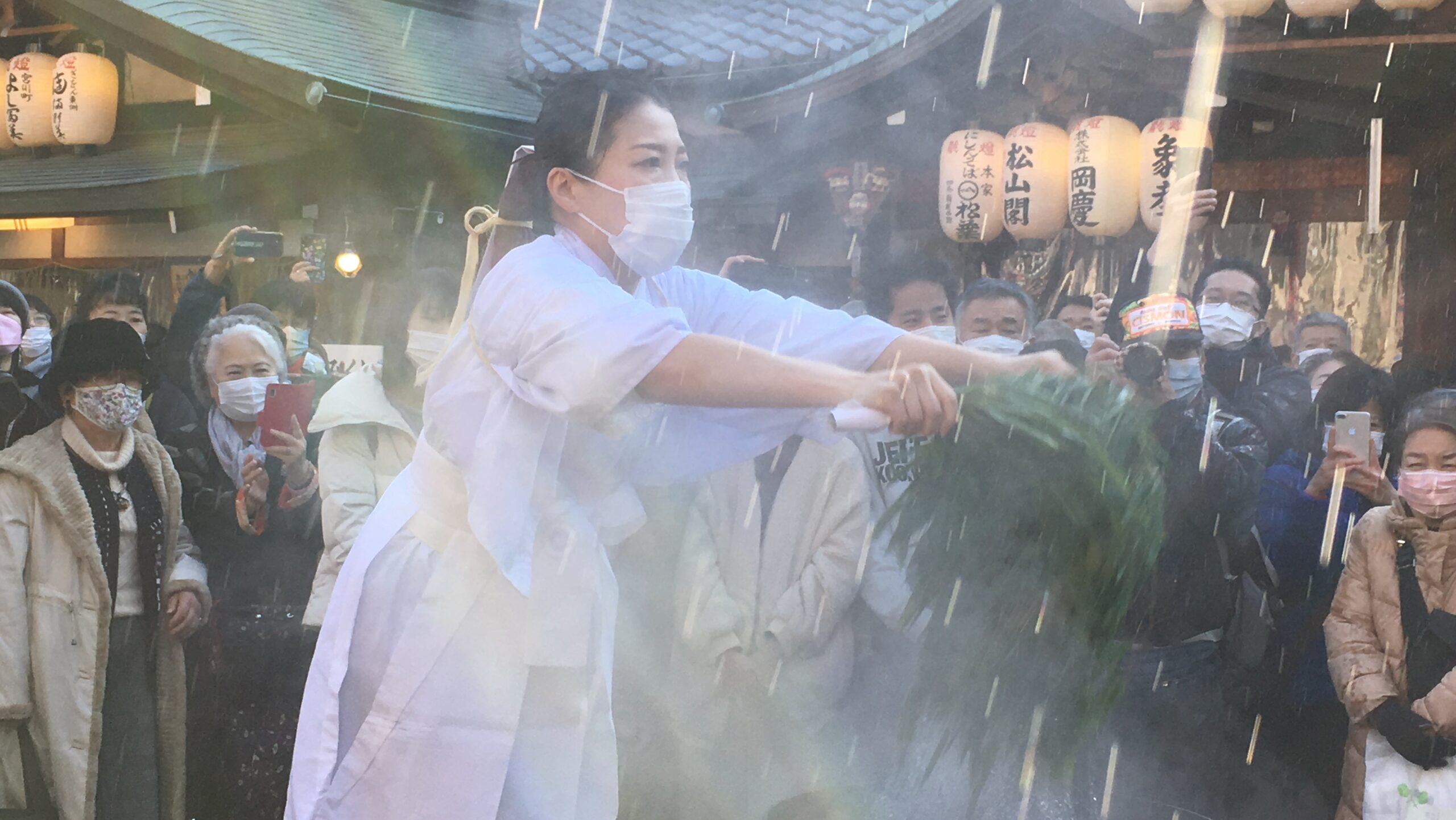 お湯と湯気で霧がかかったよう