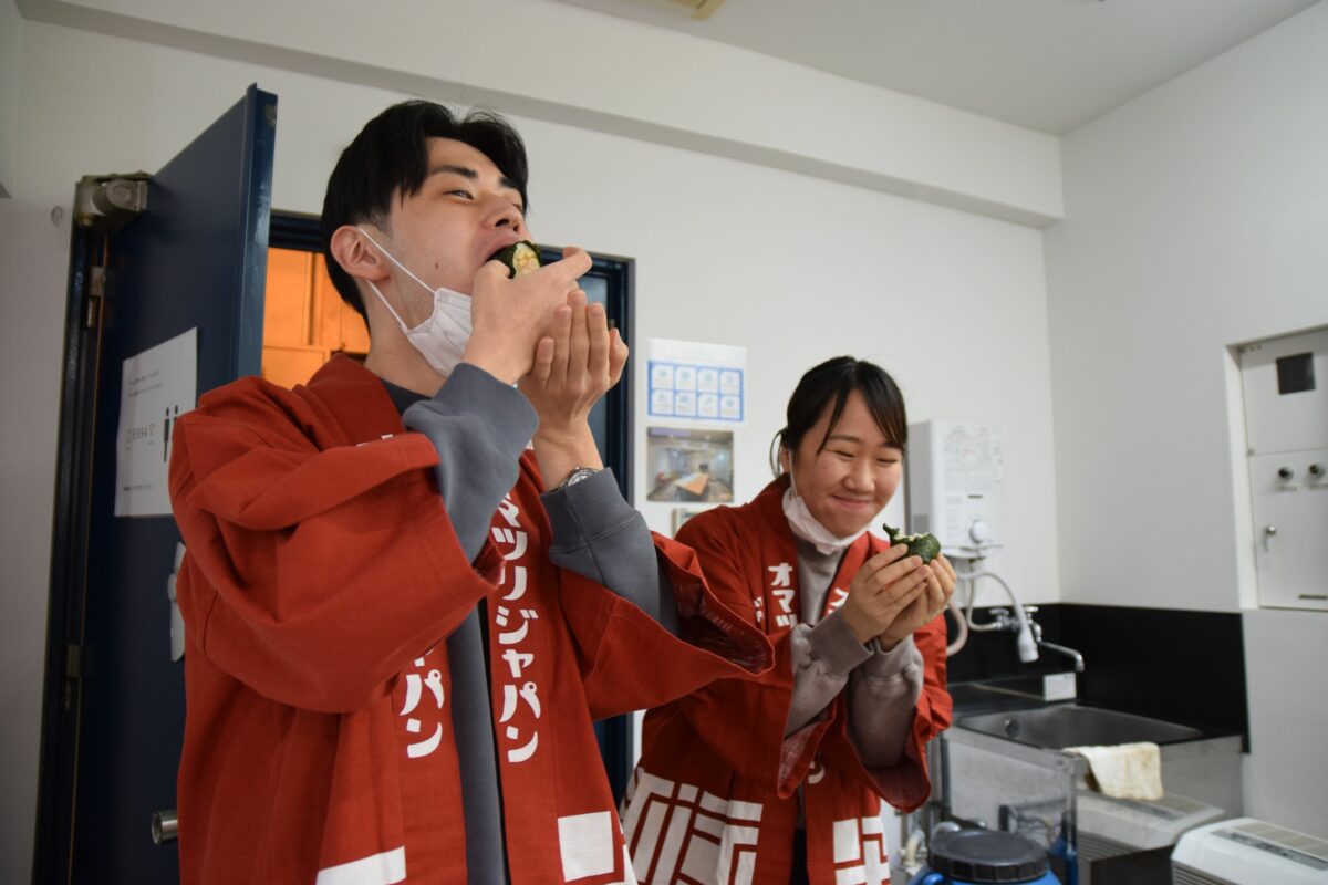 恵方巻を食べる男女